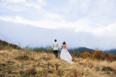 Dağlarda yürüyüşe yeni evliler