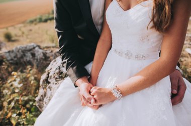 Dağlarda yürüyüşe yeni evliler