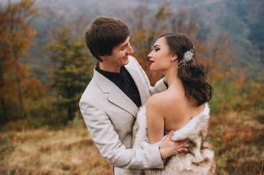 Dağlarda yürüyüşe yeni evliler