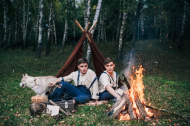 İkiz kardeşler kamp ateşi yakın