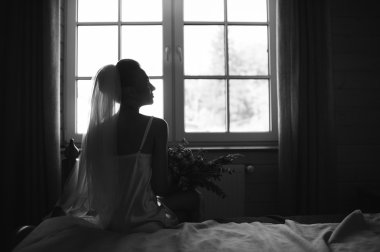 güzel gelin iç çamaşırlarıyla poz