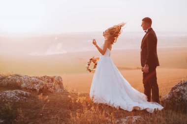 Dağlarda güzel yeni evliler