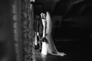 Gelin ve damat balkonda.