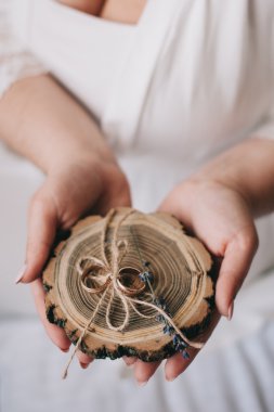 Evlilik yüzükleri ellerinde.