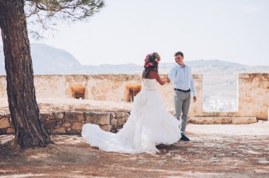 Mutlu gelin ve damat tarafından antik kalıntılar