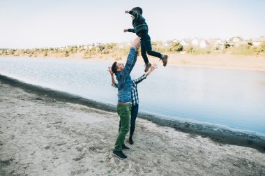 Genç aile gölde eğleniyor