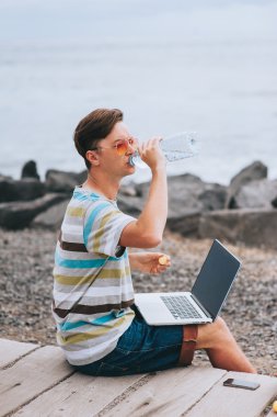 fotoğrafçı bir dizüstü bilgisayar ile çalışma 