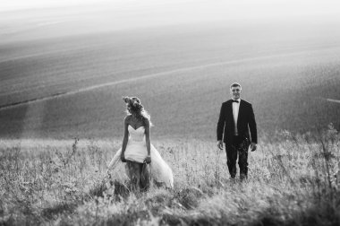 Dağlarda yürüyüşe yeni evliler