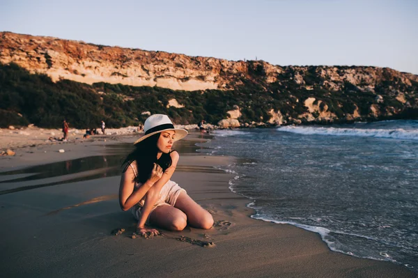 Mujer descansa en la orilla del mar — Foto de Stock