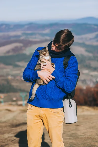 Turista e gatto in montagna — Foto Stock