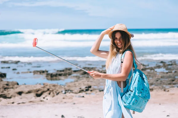 Chica tomando selfie en la playa —  Fotos de Stock