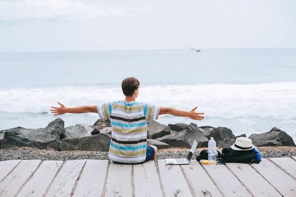 Joven en la playa — Foto de Stock