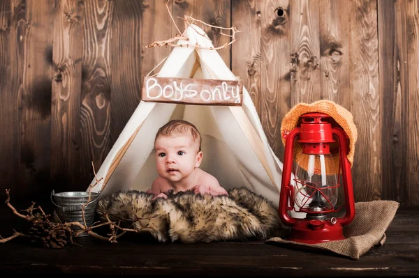 Jongetje in wigwam — Stockfoto