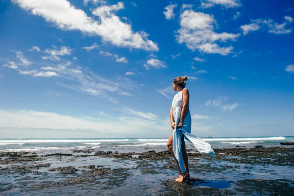 Belle fille sur la plage — Photo