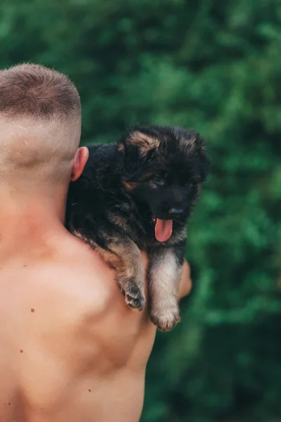 Мальчик, держащий щенка — стоковое фото