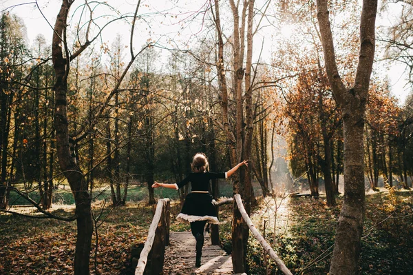 Flicka i en mystisk skog — Stockfoto