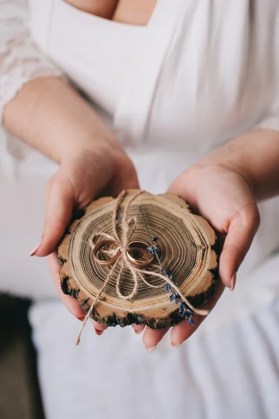 Wedding rings in hands — Stock Photo, Image