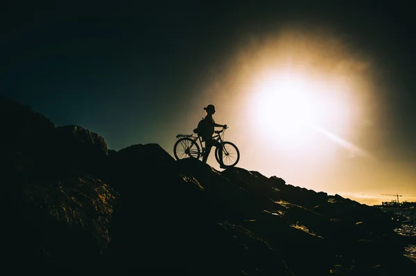 Sportlerin Radfahrerin am Strand — Stockfoto