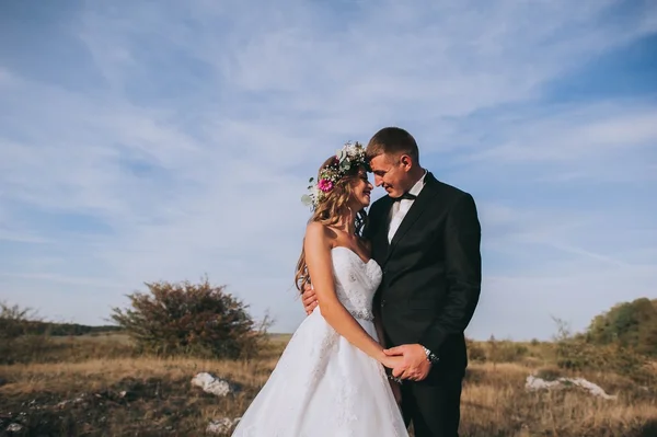 Vackra nygifta i bergen — Stockfoto