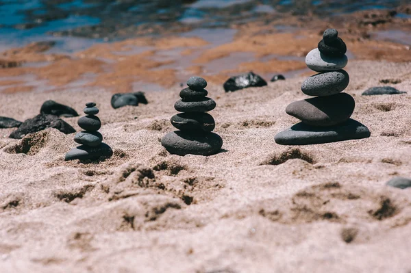Balanço pedras na praia — Fotografia de Stock