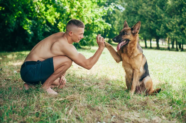 Sportovní chlap s německého ovčáka — Stock fotografie