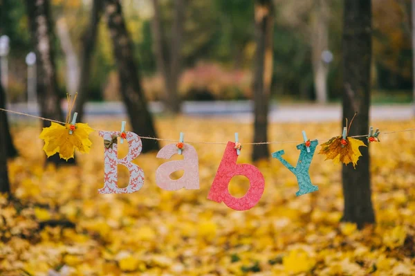 Woord baby in park — Stockfoto