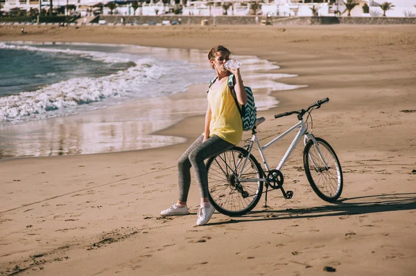 Sport fille cycliste sur la plage — Photo