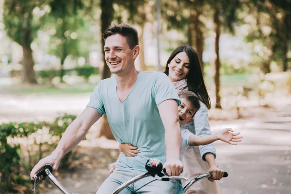 Tour in bici doppia famiglia — Foto Stock