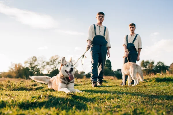 Близнецы гуляют с собаками — стоковое фото