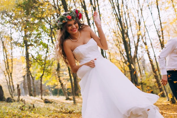 Recém-casados caminham na floresta de outono — Fotografia de Stock