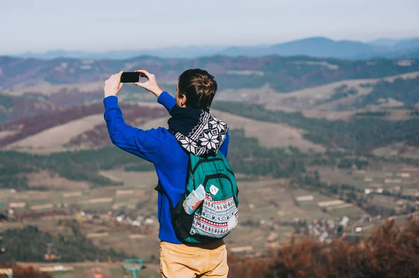 Homem tomando selfie nas montanhas — Fotografia de Stock