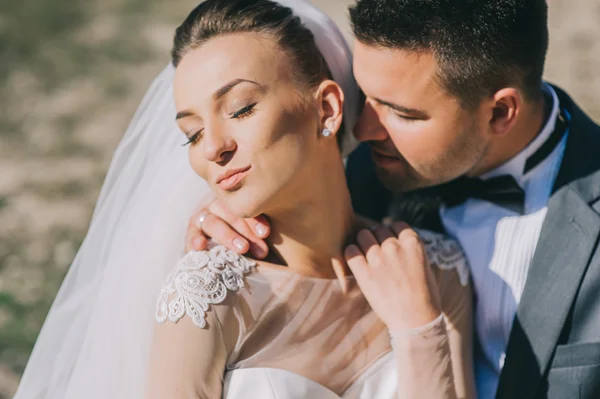 Joven pareja de boda —  Fotos de Stock