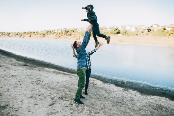 Junge Familie hat Spaß am See — Stockfoto
