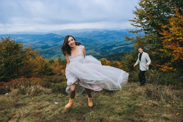 Sposi in una passeggiata in montagna — Foto Stock