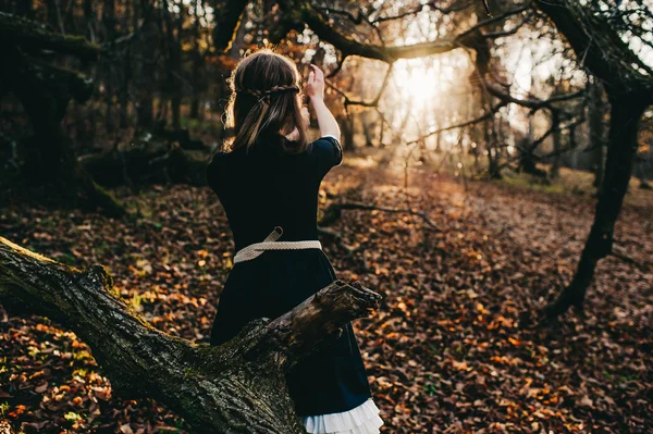 Κορίτσι σε ένα μυστηριώδες δάσος — Φωτογραφία Αρχείου
