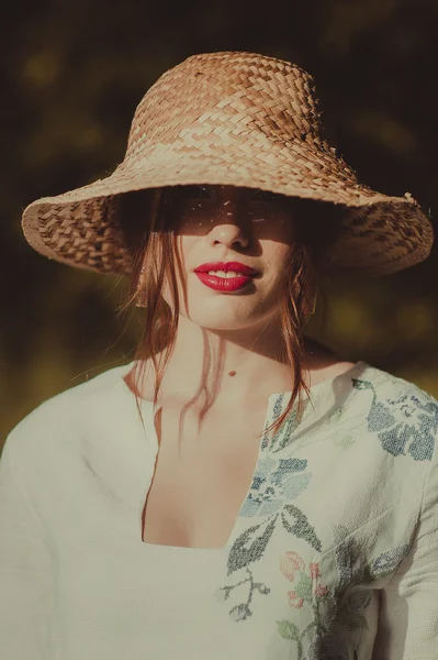 Niña a fuego lento en sombrero — Foto de Stock