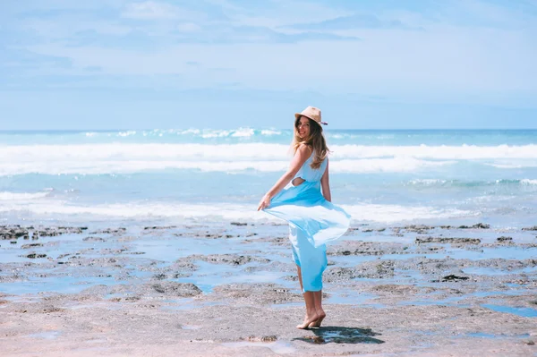 Belle fille sur la plage — Photo