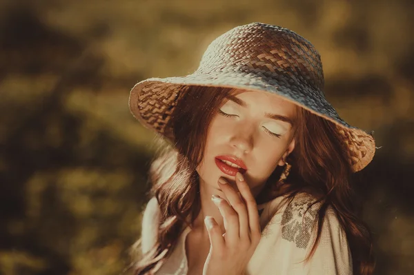 Simmer ragazza in cappello — Foto Stock