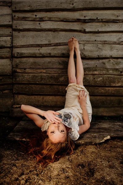 Ragazza vicino casa di legno — Foto Stock