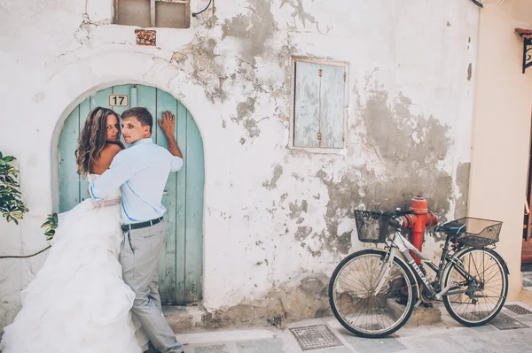 Hermosos recién casados en Grecia — Foto de Stock