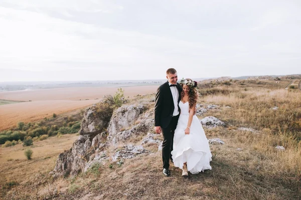 Hermosos recién casados en las montañas —  Fotos de Stock