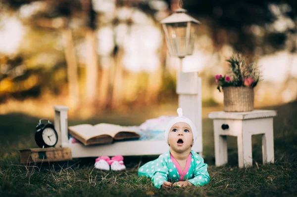 Маленька красива дівчинка в парку — стокове фото