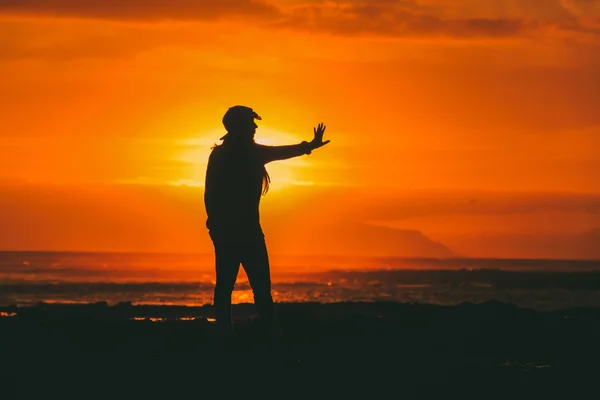 Menschliche Silhouette an der Küste — Stockfoto