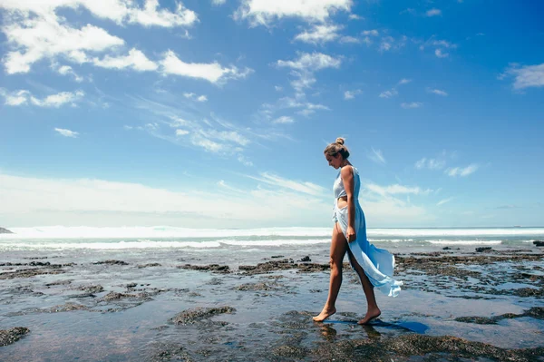 Belle fille sur la plage — Photo