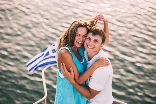 ヨットの上で笑顔のカップル — ストック写真