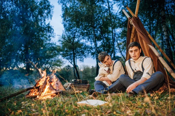 Frați gemeni lângă focul de tabără — Fotografie, imagine de stoc