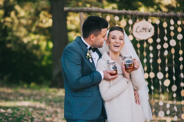 Lyckliga bruden och brudgummen promenader — Stockfoto