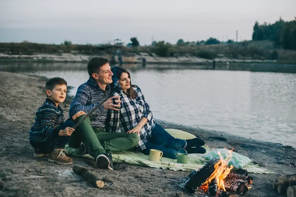 Joyeux jeune famille et feu de camp — Photo