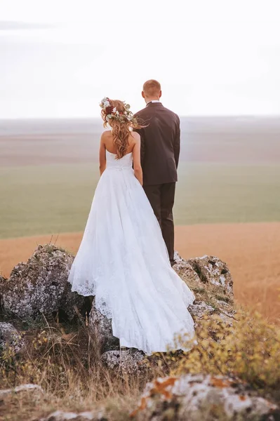 Belos recém-casados nas montanhas — Fotografia de Stock