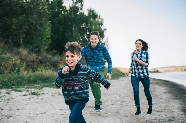 Jeune famille s'amuser au bord du lac — Photo